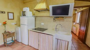 Frigorífico, microondas, horno y placa de cocina