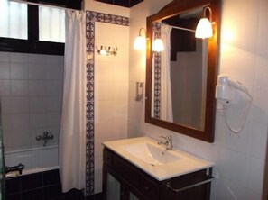 Tina con regadera, secadora de cabello, toallas, shampoo 