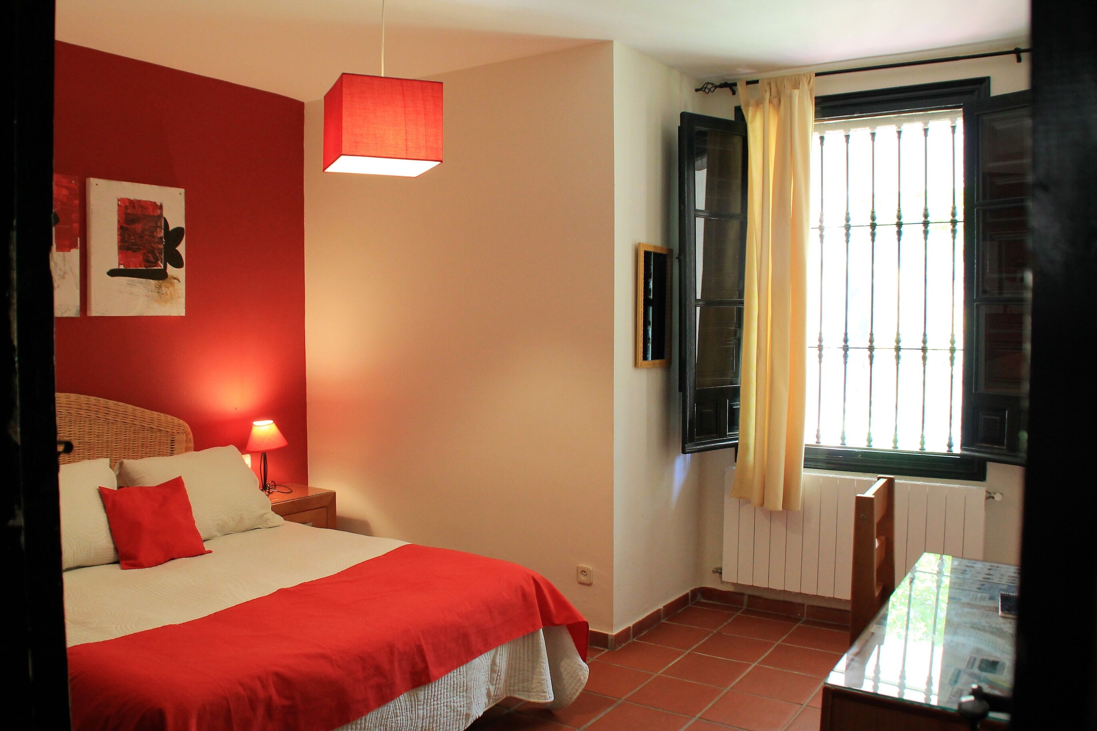 3 slaapkamers, een strijkplank/strijkijzer, internet, beddengoed