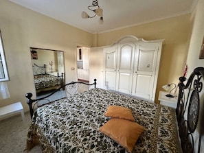 2 bedrooms, iron/ironing board, bed sheets
