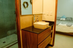 Ducha, secador de pelo, toallas