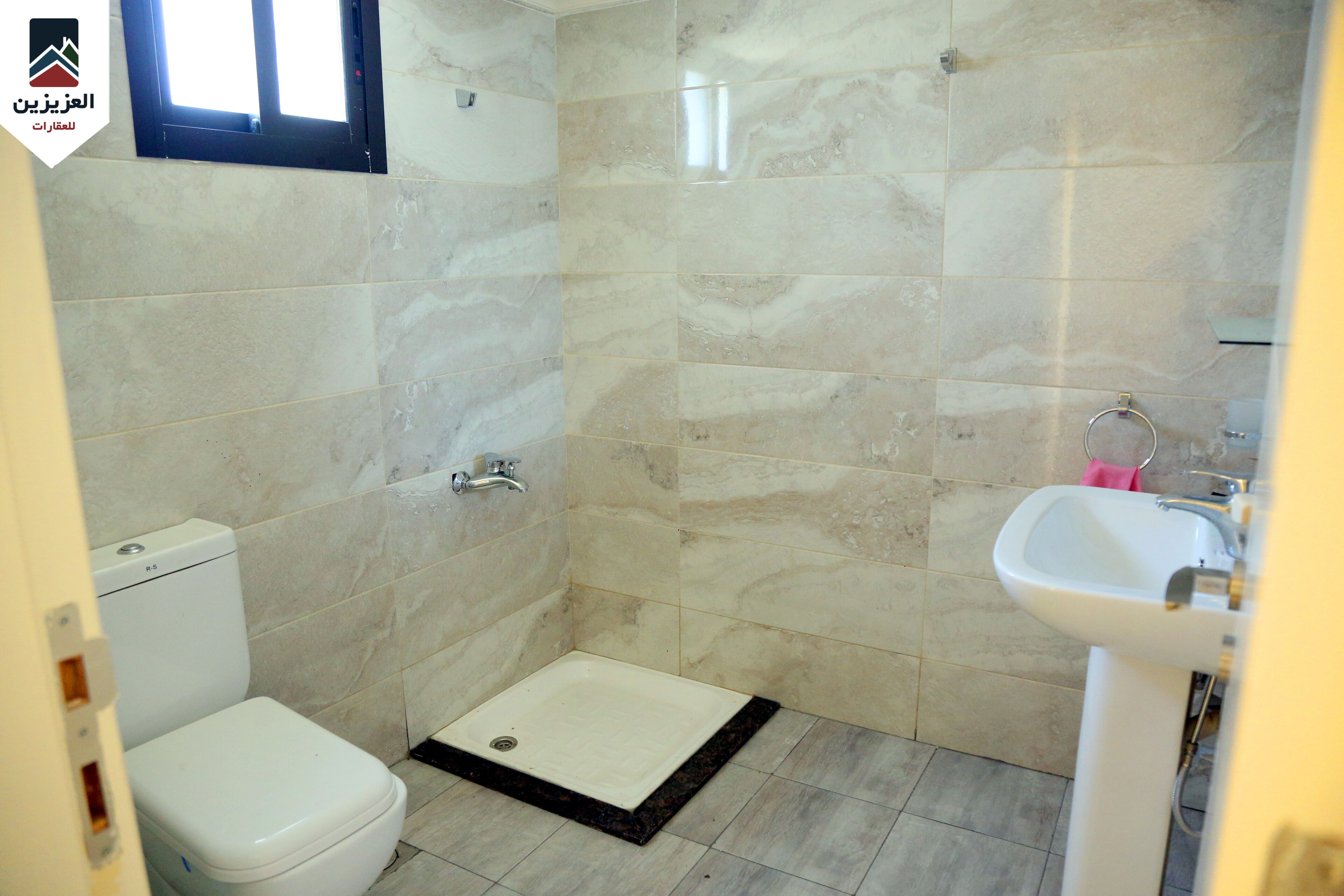 Een bad/douchecombinatie, een haardroger, een bidet