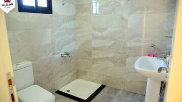 Een bad/douchecombinatie, een haardroger, een bidet