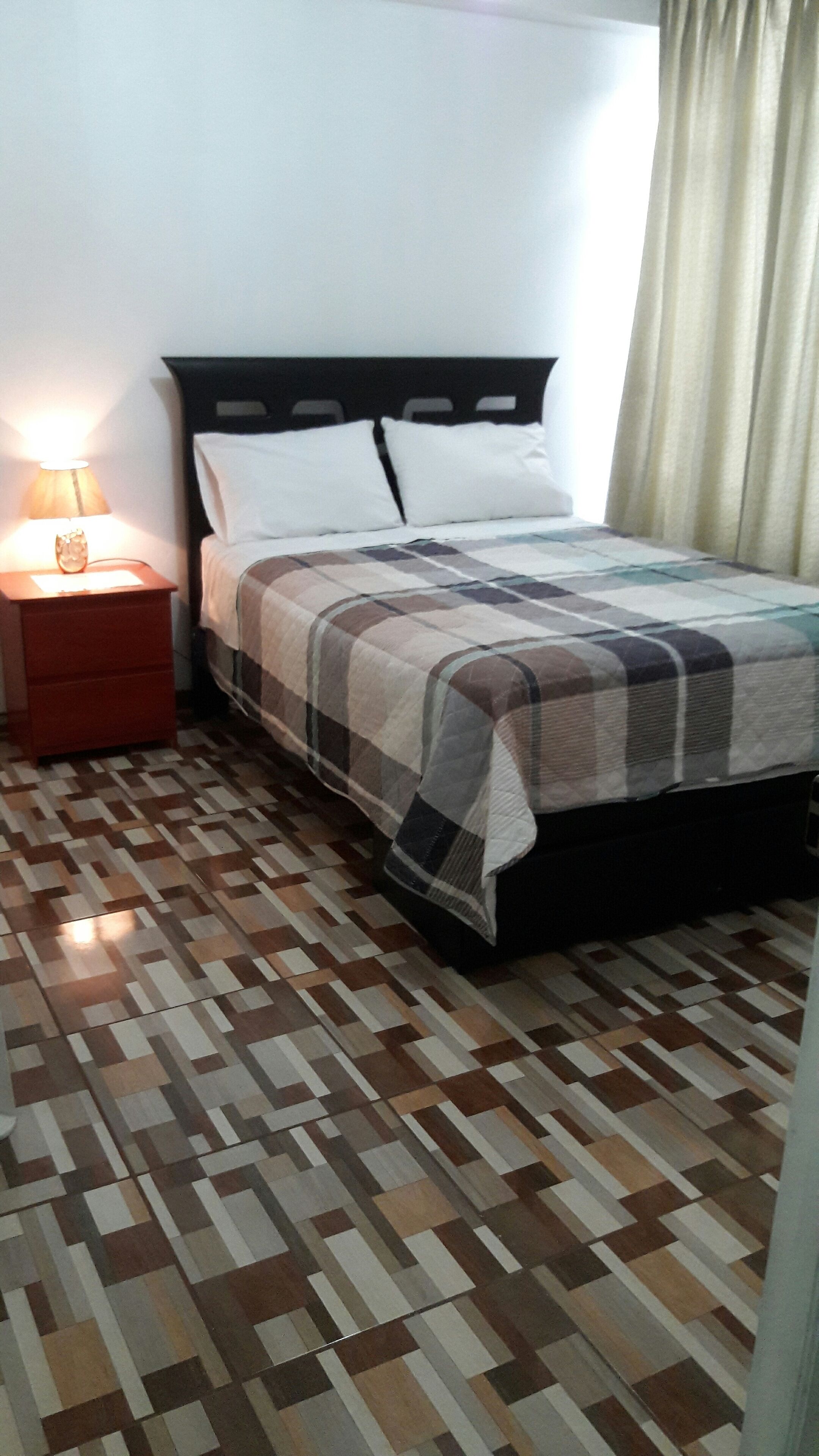 1 habitación, tabla de planchar con plancha y cuna de viaje 