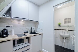 Fridge, microwave, oven, coffee/tea maker