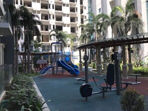 Children's area - Best location! Studio w / parking and airport view (Newport City)