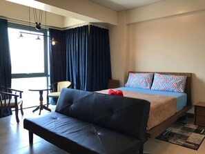 1 bedroom - Best location! Studio w / parking and airport view (Newport City)