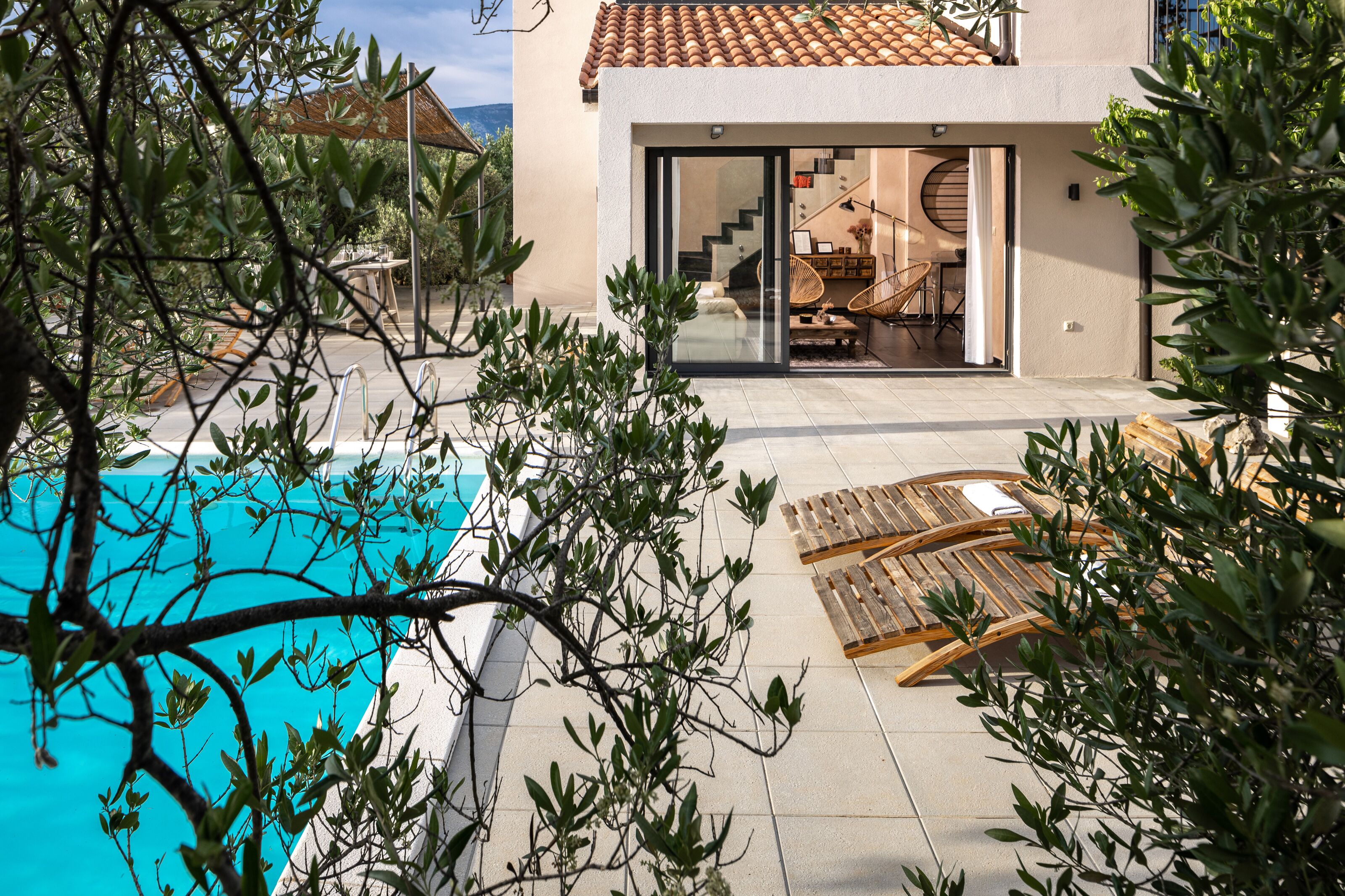 Una piscina al aire libre