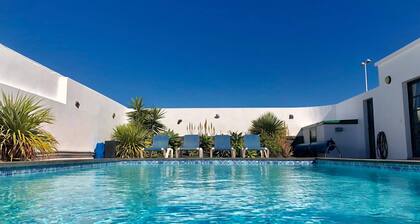 4 chambres, 3 salles de bains, grande piscine chauffée, 20 minutes à pied de la ville de Playa Blanca