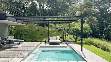 Een buitenzwembad en een verwarmd zwembad