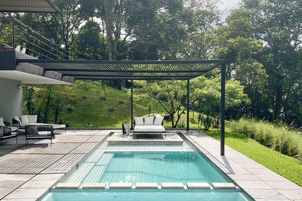 Een buitenzwembad, een verwarmd zwembad