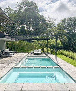 Outdoor pool, a heated pool - Modern paradise at the golf resort (Alotenango)