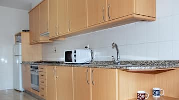 Een koelkast, een magnetron, een oven, een koffiezetapparaat/waterkoker