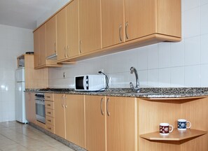 Réfrigérateur, micro-ondes, four, cafetière/bouilloire