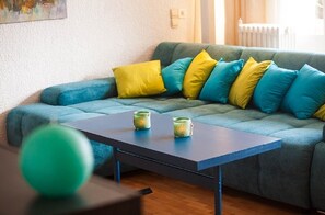 Fernseher, Tischtennisplatte, Bücher