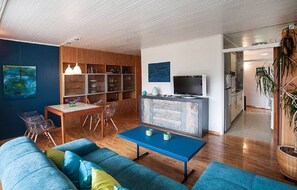 Fernseher, Tischtennisplatte, Bücher