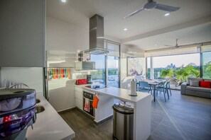 Kühlschrank, Mikrowelle, Ofen, Herdplatte