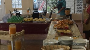 Ein reichhaltiges Buffet mit verschiedenen Speisen und Getränken.