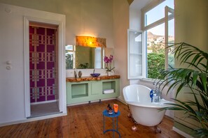 Combined shower/bathtub, towels, shampoo - A neoclassical gem in the heart of a greek fisherman village. (agia marina)