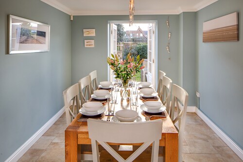 Tolly House sleeps 8 with private parking