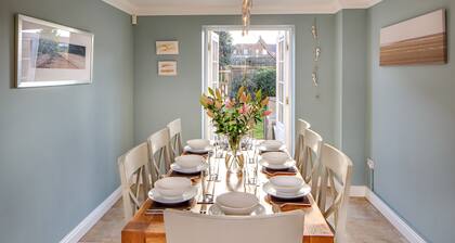 Tolly House sleeps 8 with private parking