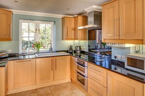 Fridge, microwave, oven, stovetop - Tolly House sleeps 8 with private parking (Wells-next-the-Sea)