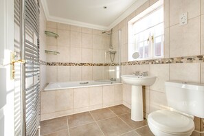 Ensemble douche/baignoire, sèche-cheveux, serviettes fournies