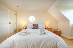 4 bedrooms, iron/ironing board, travel crib, free WiFi - Tolly House sleeps 8 with private parking (Wells-next-the-Sea)