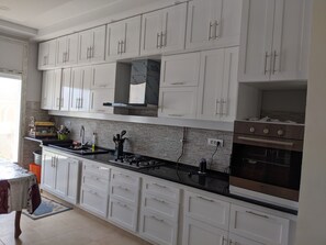 Een koelkast, een microgolfoven, een oven, een kookplaat