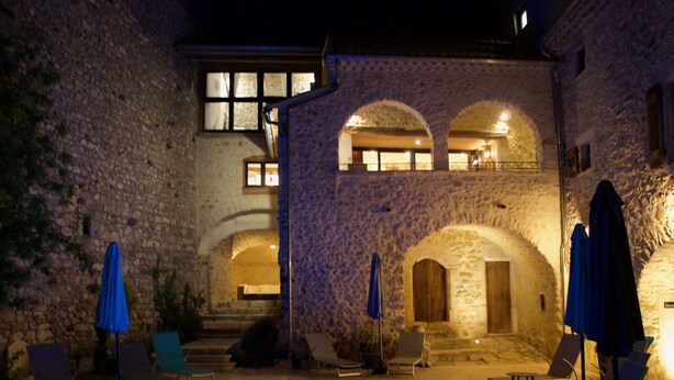Ein Steinhaus mit Pool und Außenbereich.