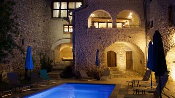 Een verwarmd zwembad