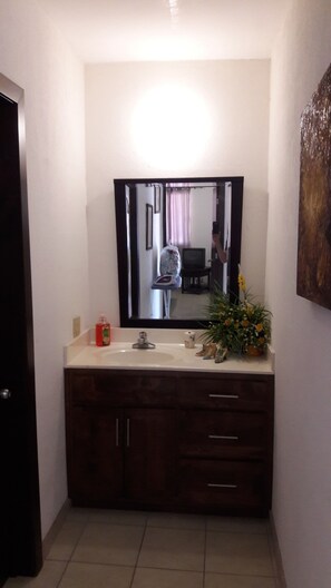 Secadora de cabello, toallas, jabón, papel de baño