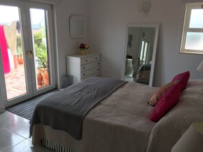 3 habitaciones, tabla de planchar con plancha, internet y ropa de cama 