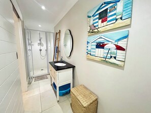 Dusche, Haartrockner, Handtücher, Seife