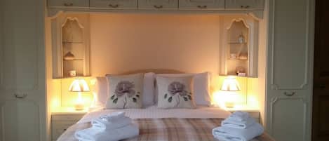 3 bedrooms, iron/ironing board, internet, bed sheets