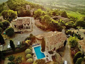 A villa with a swimming pool, stone buildings, and a surrounding garden. - Beautifully Restored Traditional Property with Heated Pool in Small Village (Montjustin)
