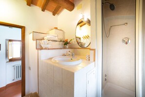 Dusche, Haartrockner, Bidet, Handtücher