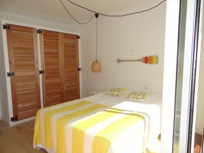 3 makuuhuonetta, silitysrauta/-lauta, vauvan matkasänky, Wi-Fi