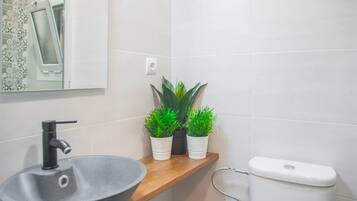 Een bad, een haardroger, toiletpapier