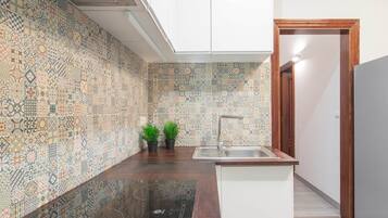 Een koelkast, een magnetron, een oven, een kookplaat