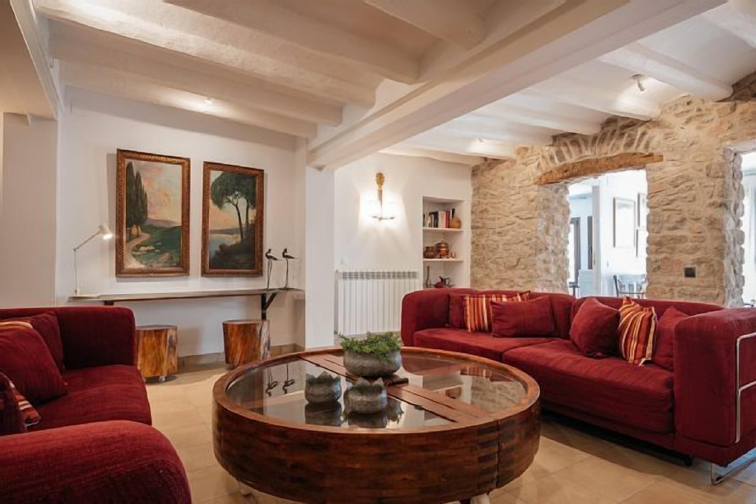 Una Smart TV, una chimenea, libros, un reproductor estéreo