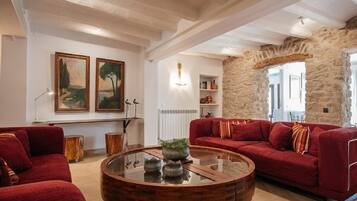 Una Smart TV, una chimenea, libros, un reproductor estéreo