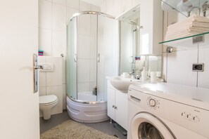 Dusche, Haartrockner, Handtücher