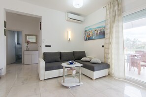 TV, fireplace - Holiday house Summer with pool (Sukošan)