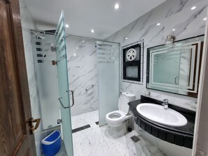 Combined shower/bathtub, hair dryer, towels, soap
