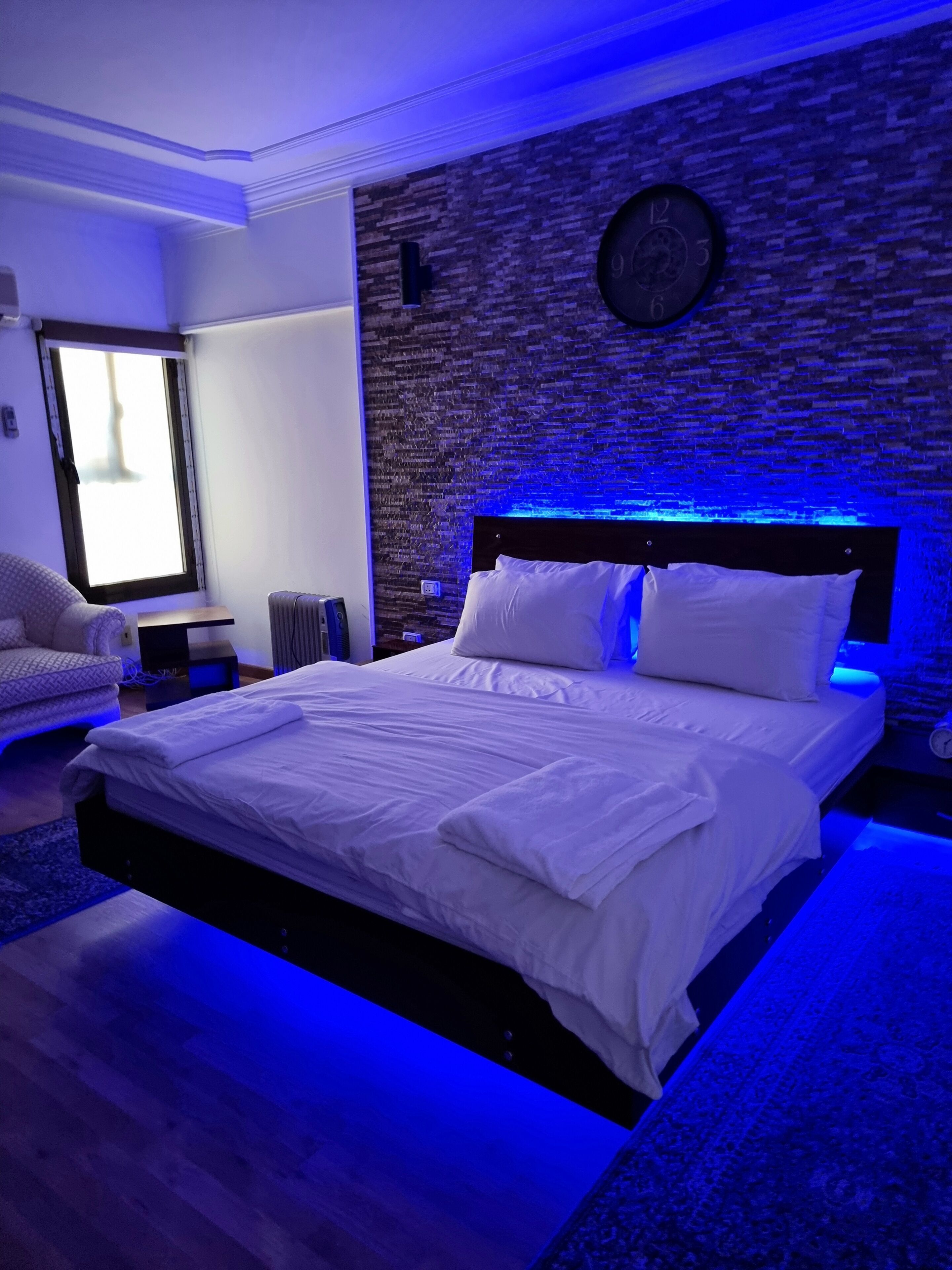 3 عدّة غرف نوم وخزنة داخل الغرفة ومكتب ومكواة/لوح كي