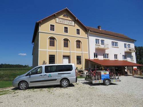 .3 Bed Mill House in the countryside attached to a 100 year old flour mit 