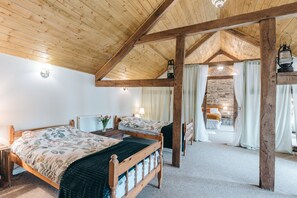 2 bedrooms, iron/ironing board, travel cot, free WiFi - Beautiful, spacious and unique barn in the heart of the countryside(dog welcome) (Clun)