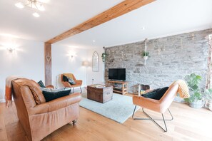 TV, books, music library, stereo - Beautiful, spacious and unique barn in the heart of the Shropshire countryside (Clun)