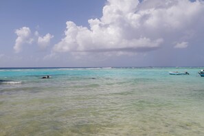 Beach - Frontline apartment No. 3 (Oistins)